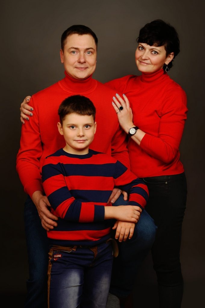 семейная фотосессия в студии на фоне